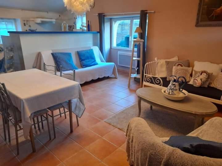 Bed and Breakfast Les Demeures De La Laigne Allas-Bocage Exterior foto