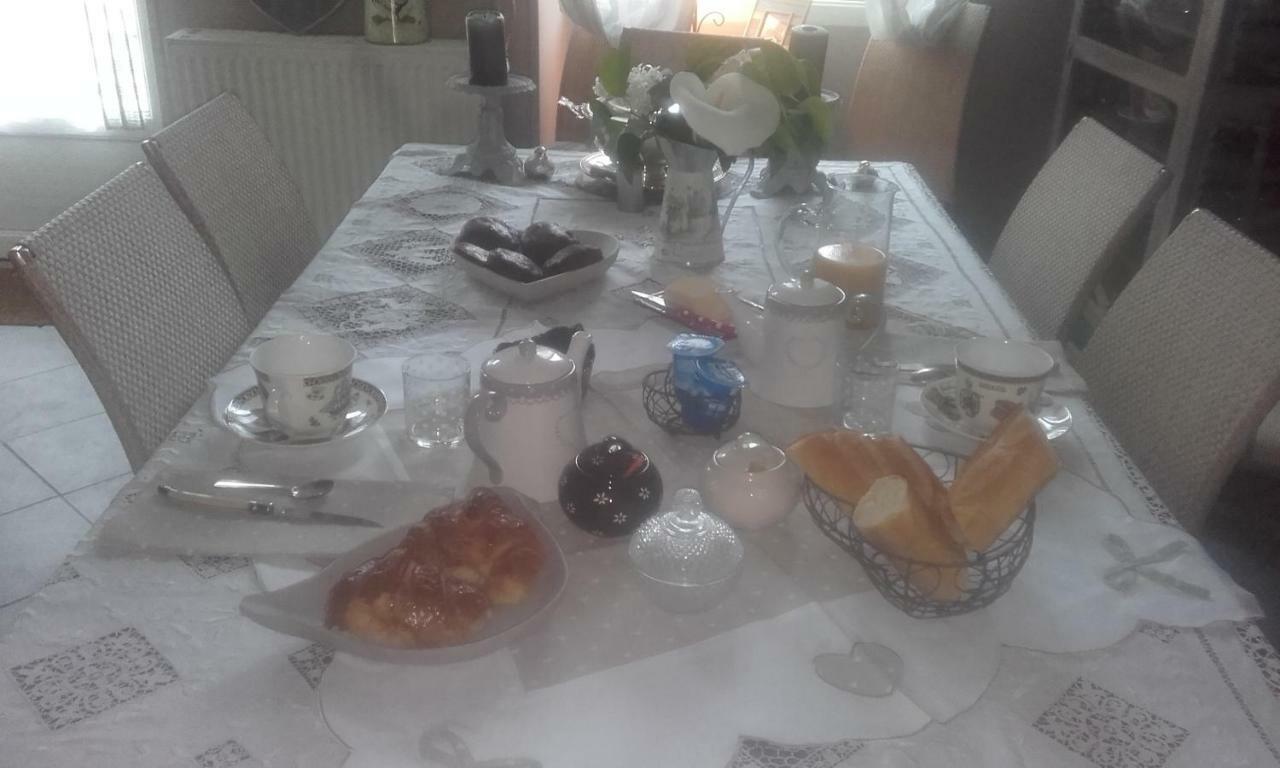 Bed and Breakfast Les Demeures De La Laigne Allas-Bocage Exterior foto